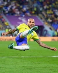 乐鱼官方-39岁高龄“尚能饭否”？阿尔维斯还能玩出侧勾射门